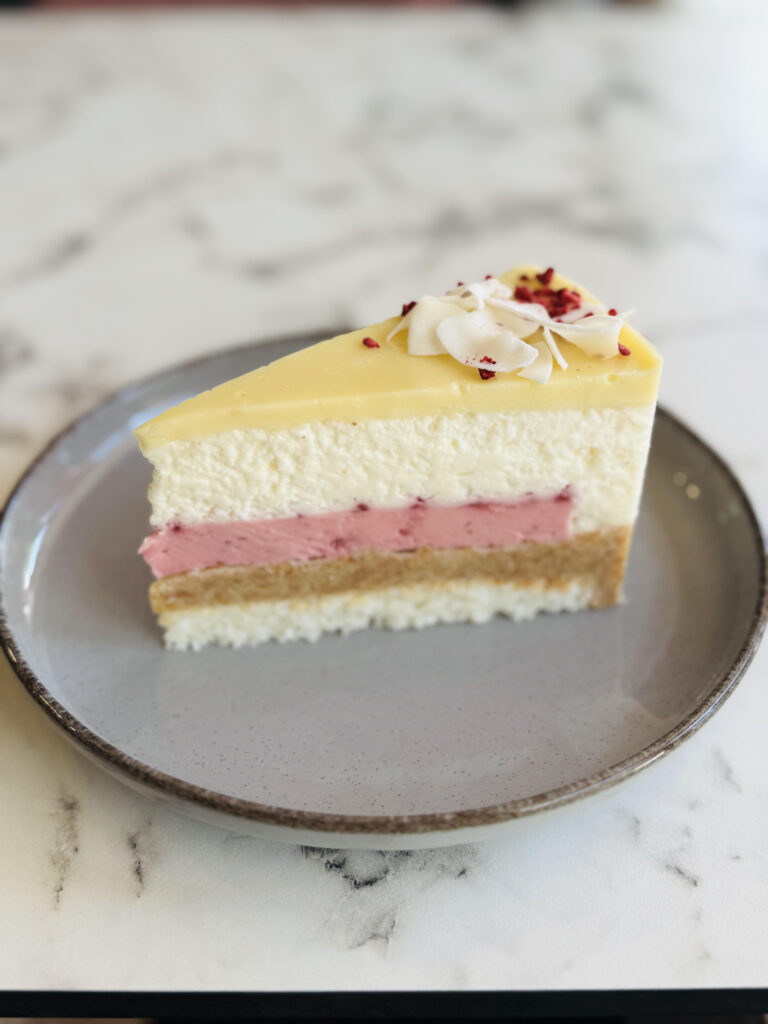 Kókuszos ruby csokoládé torta szelete